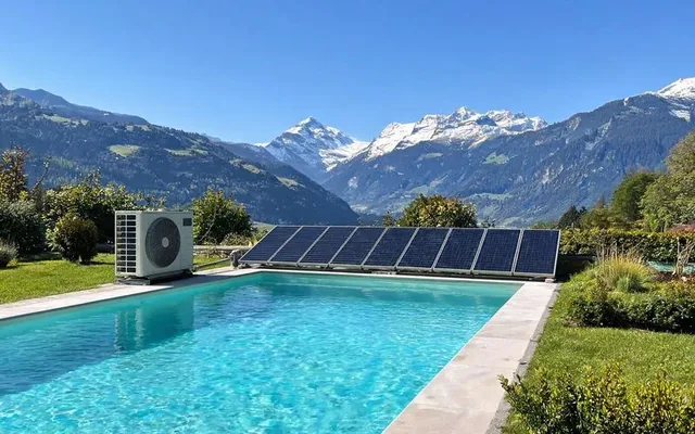 Piscine chauffée par pompe à chaleur et capteurs solaires à Sion en Valais