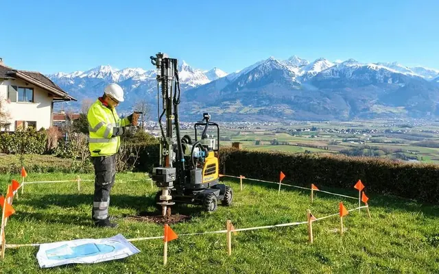 Étude de sol à la tarière avant construction de piscine dans un jardin de Sion, montagnes valdaisannes en arrière-plan