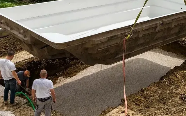 Comparer une piscine béton et une coque polyester en Valais