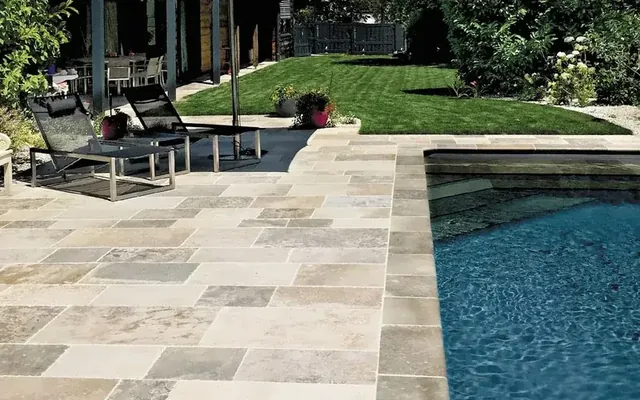 Profiter de la saison de baignade à Sion au bord de la piscine